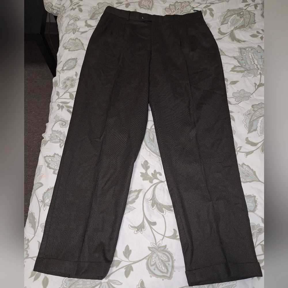 Paulo SoLari mens 100% wool suit. The jacket is a 44R, pants are 36x32